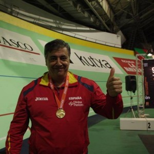 Ricardo Castillo con medalla