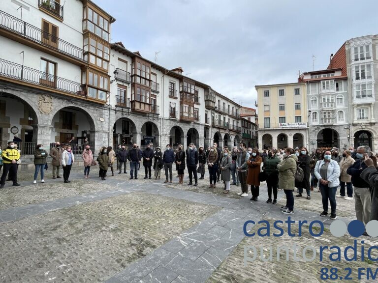 CONCENTRACIÓN SILENCIOSA EN CASTRO URDIALES EN SOLIDARIDAD CON EL PUEBLO UCRANIANO