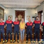 Alcaldesa con nuevos bomberos