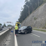 Coche choca contra mediana A-8 (1)