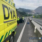 Coche choca contra mediana A-8 (2)