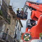 Bomberos caída cascotes tejado edificio Otañes (2)