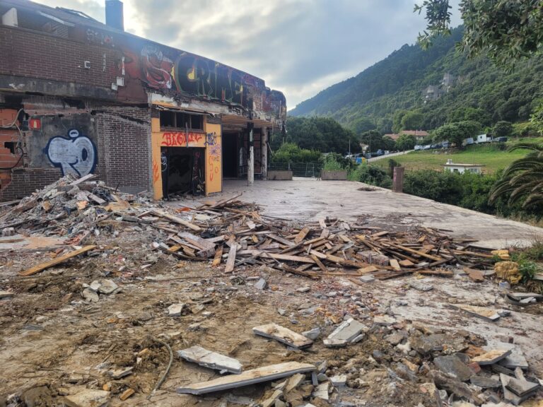 LA ALCALDESA DE ISLARES ESPERA QUE EN UNOS DÍAS SE PUEDAN HABILITAR PARTE DE LOS APARCAMIENTOS QUE AHORA ESTÁN VALLADOS POR EL DETERIORO DEL ANTIGUO LANGOSTERO