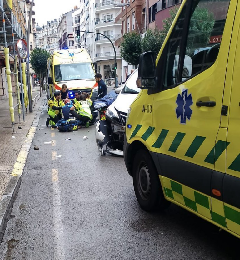 UN ACCIDENTE ENTRE UNA MOTO Y UN COCHE EN LA RONDA LLEVA AL MOTORISTA AL HOSPITAL