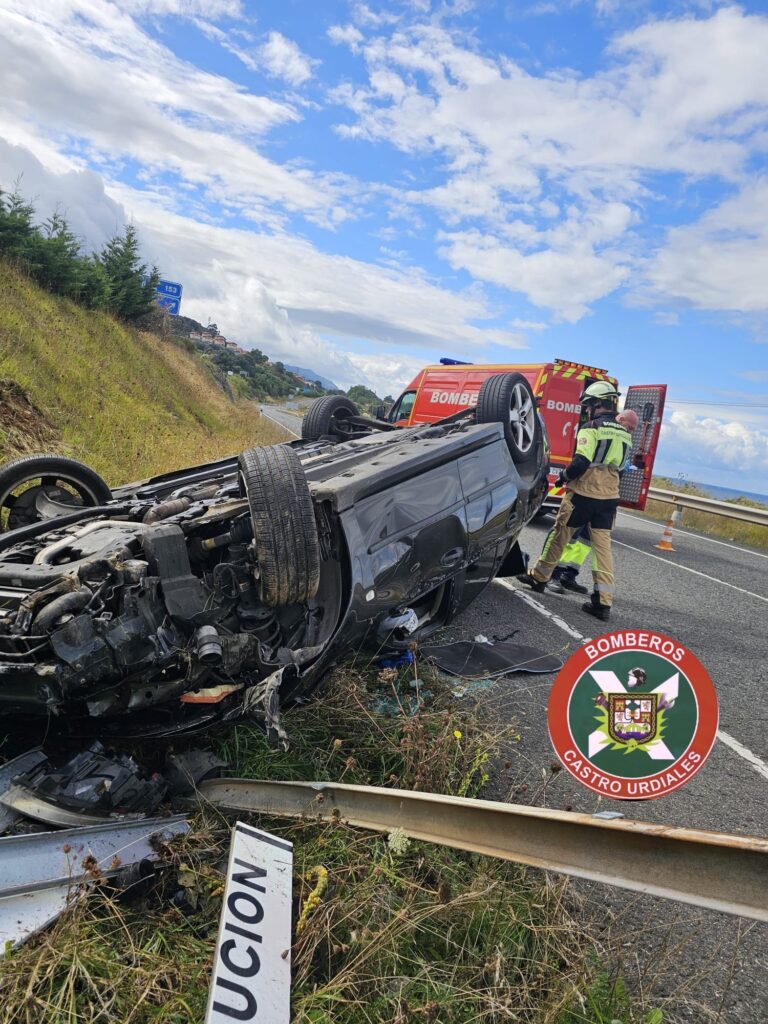 UN COCHE VUELCA EN LA ANTIGUA CARRETERA GENERAL ENTRE ALLENDELAGUA Y CERDIGO Y SU OCUPANTE ES TRASLADADO AL HOSPITAL