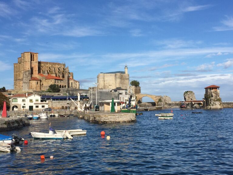 CANTABRIA Y CASTRO ESPERAN UNA GRAN MAREA ASTRONÓMICA PARA EL PRÓXIMO JUEVES, CUYOS EFECTOS DEPENDEN DE LA METEOROLOGÍA