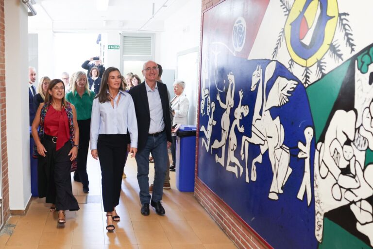 EL DIRECTOR DEL IES JOSÉ ZAPATERO CALIFICA LA VISITA DE DOÑA LETIZIA DE “INOLVIDABLE, POSITIVA Y ESPECTACULAR” CON UNA REINA “MUY CARIÑOSA Y CERCANA CON TODOS”