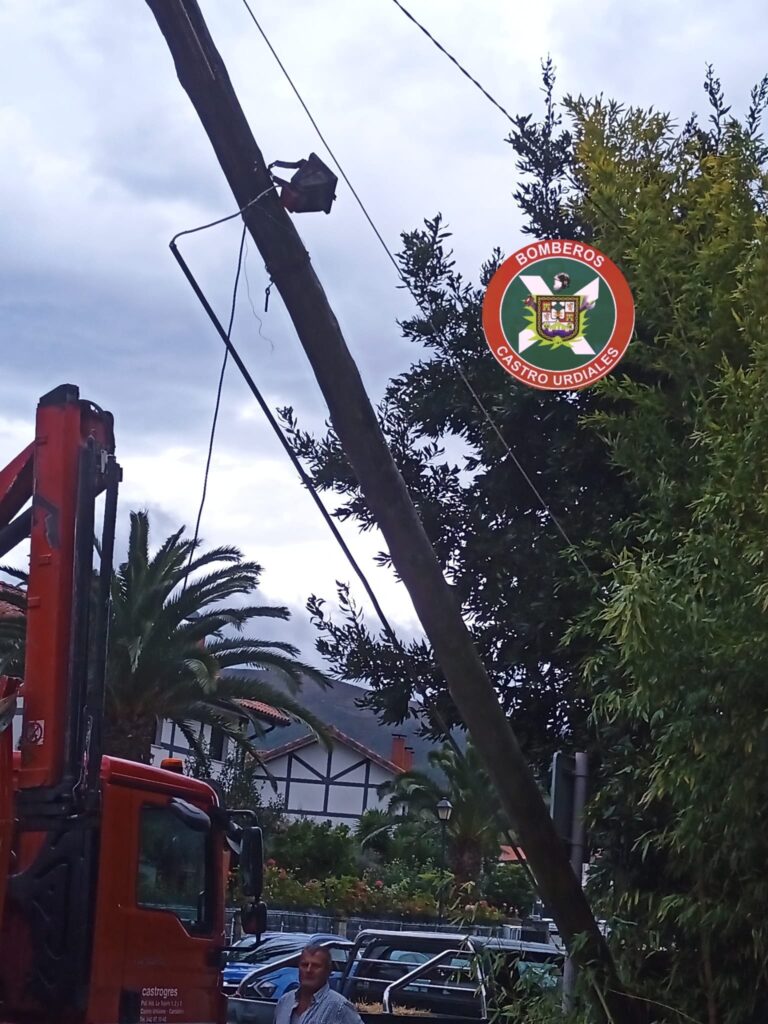 LOS BOMBEROS DE CASTRO URDIALES ACTÚAN HASTA EN 35 INCIDENCIAS PRODUCIDAS POR LAS FUERTES RACHAS DE VIENTO