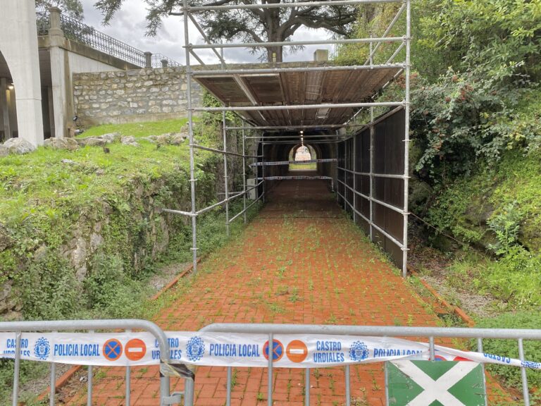 COMIENZAN LAS OBRAS DE REPARACIÓN DEL MURO DEL CASTILLO OCHARAN CUYO RIESGO DE DERRUMBE MANTIENE CERRADO DESDE ABRIL EL TÚNEL PEATONAL