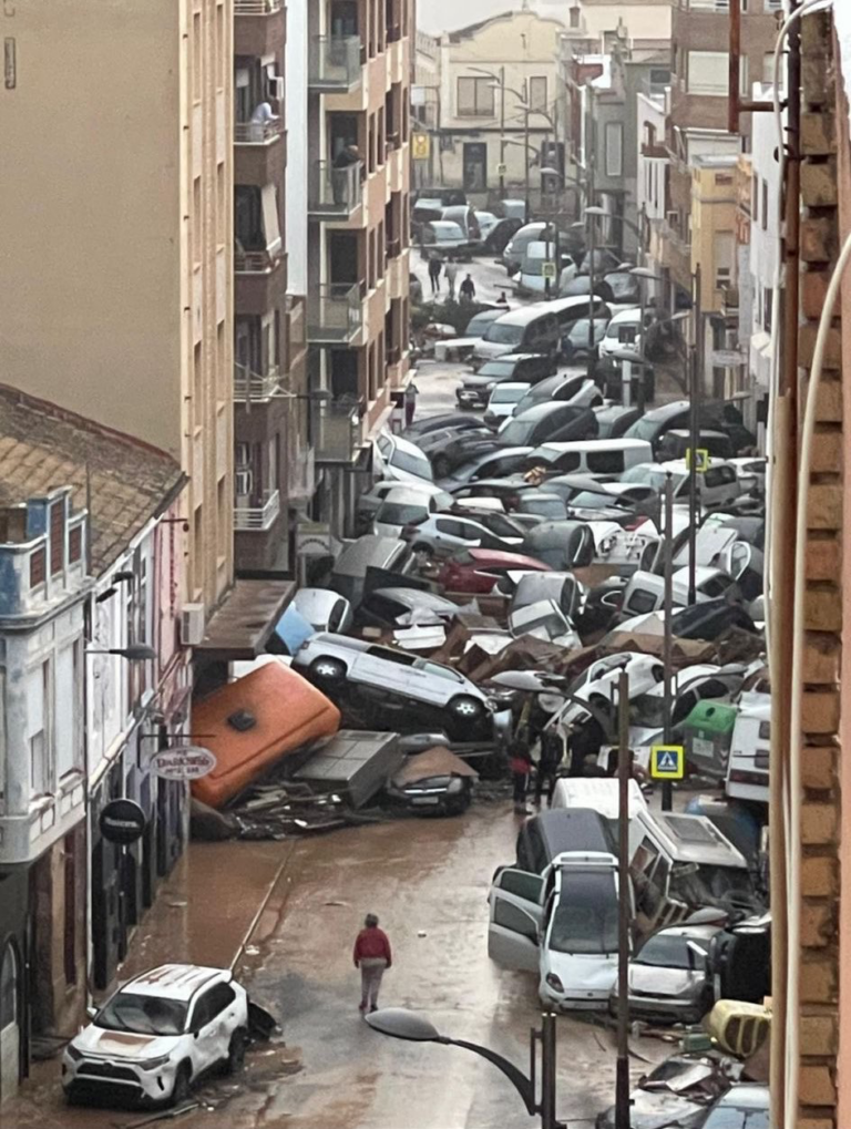 MINUTO DE SILENCIO A LAS 12 EN EL AYUNTAMIENTO DE CASTRO EN MEMORIA DE LOS FALLECIDOS POR LA DANA EN LA ZONA DE LEVANTE