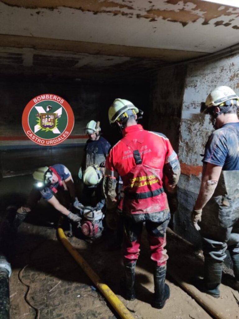 LOS BOMBEROS DE CASTRO URDIALES SIGUEN TRABAJANDO DURAMENTE EN EL ACHIQUE Y DESAGÜE DE GARAJES Y SÓTANOS EN LA LOCALIDAD VALENCIANA DE BENETÚSER