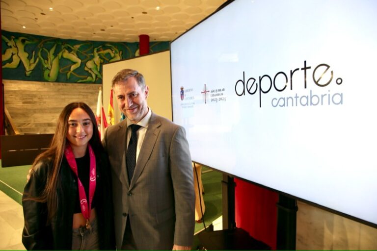 EL CONSEJERO DE DEPORTES RECIBE A LA FUTBOLISTA CASTREÑA DANIELA AGOTE, CAMPEONA DE EUROPA CON LA SELECCIÓN ESPAÑOLA SUB-19