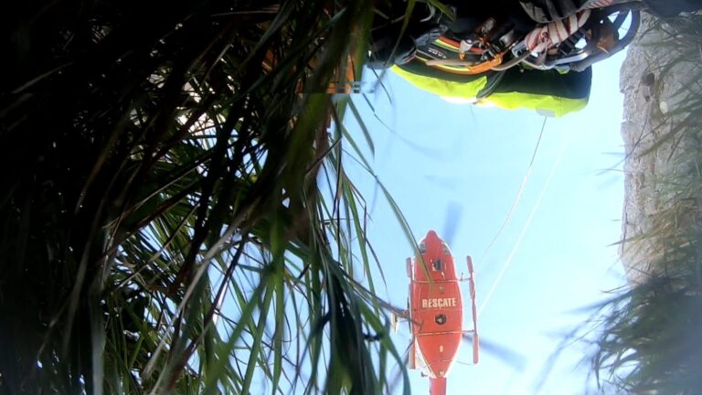 EL HELICÓPTERO DEL GOBIERNO DE CANTABRIA RESCATA A UNA SENDERISTA VIZCAÍNA HERIDA EN LOS OJOS DEL DIABLO DEL MONTE CANDINA