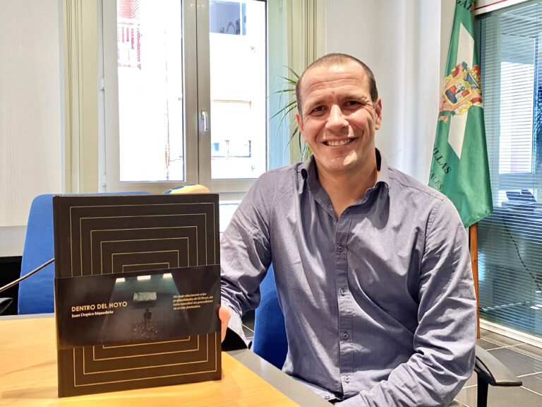 JUAN DOPICO PRESENTA ESTA TARDE EN CASTRO SU LIBRO ‘DENTRO DEL HOYO’ QUE HACE UN RECORRIDO POR LAS DISTINTAS FASES DE PRODUCCIÓN DE LA PELÍCULA ‘EL HOYO’