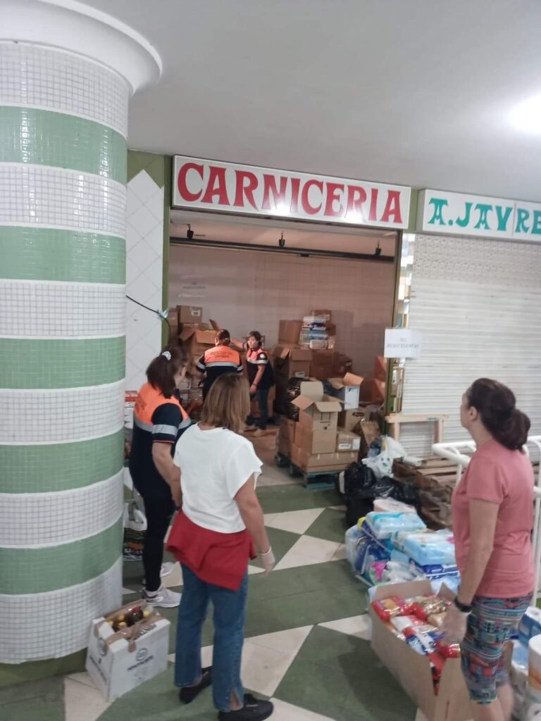 HABILITADA LA PLAZA NUEVA DEL MERCADO COMO LUGAR DE RECOGIDA DE AYUDA A LOS DAMNIFICADOS POR LAS RIADAS DE VALENCIA