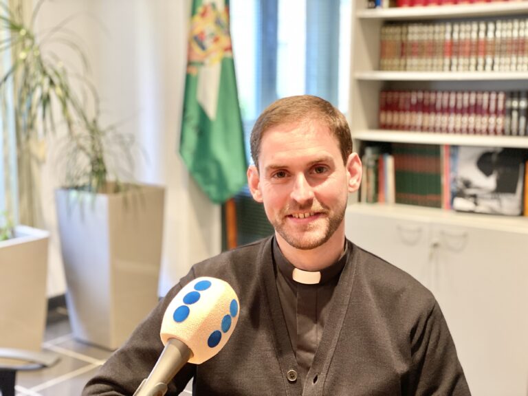 DESTROZAN DOS PILAS DE AGUA BENDITA Y UN CONFESIONARIO EN LA IGLESIA DEL SAGRADO CORAZÓN