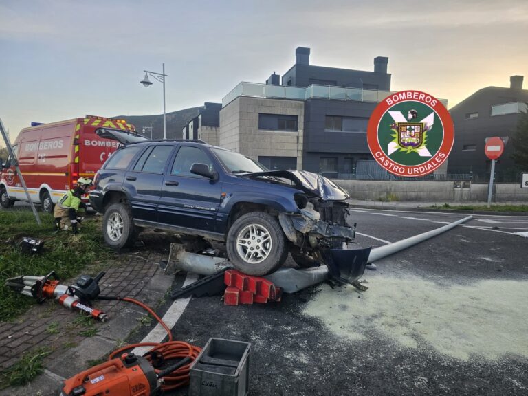 IMPACTANTE ACCIDENTE DE TRÁFICO EN LA ROTONDA DE ENTRADA A SANTULLÁN DESDE LA LOMA