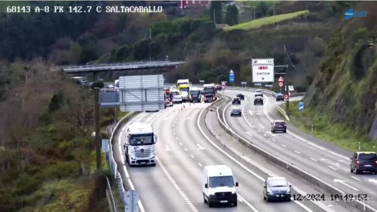 CORTADO UN CARRIL DE LA A-8 DIRECCIÓN SANTANDER A LA ALTURA DE SALTACABALLO POR EL CHOQUE ENTRE DOS CAMIONES, UNO DE LOS CUALES TRANSPORTABA 6.000 LITROS DE COMBUSTIBLE