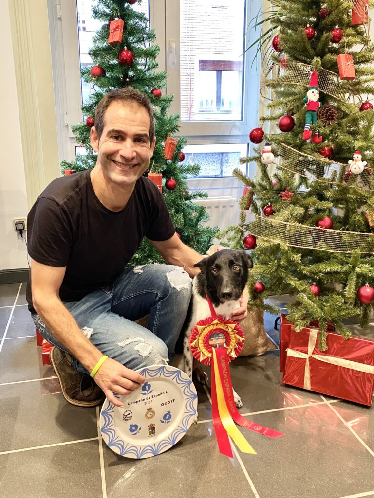 ÓSCAR MORALES Y SU PERRO SYRMA, CAMPEONES DE ESPAÑA DE AGILITY, VISITAN LOS ESTUDIOS DE CASTRO PUNTO RADIO