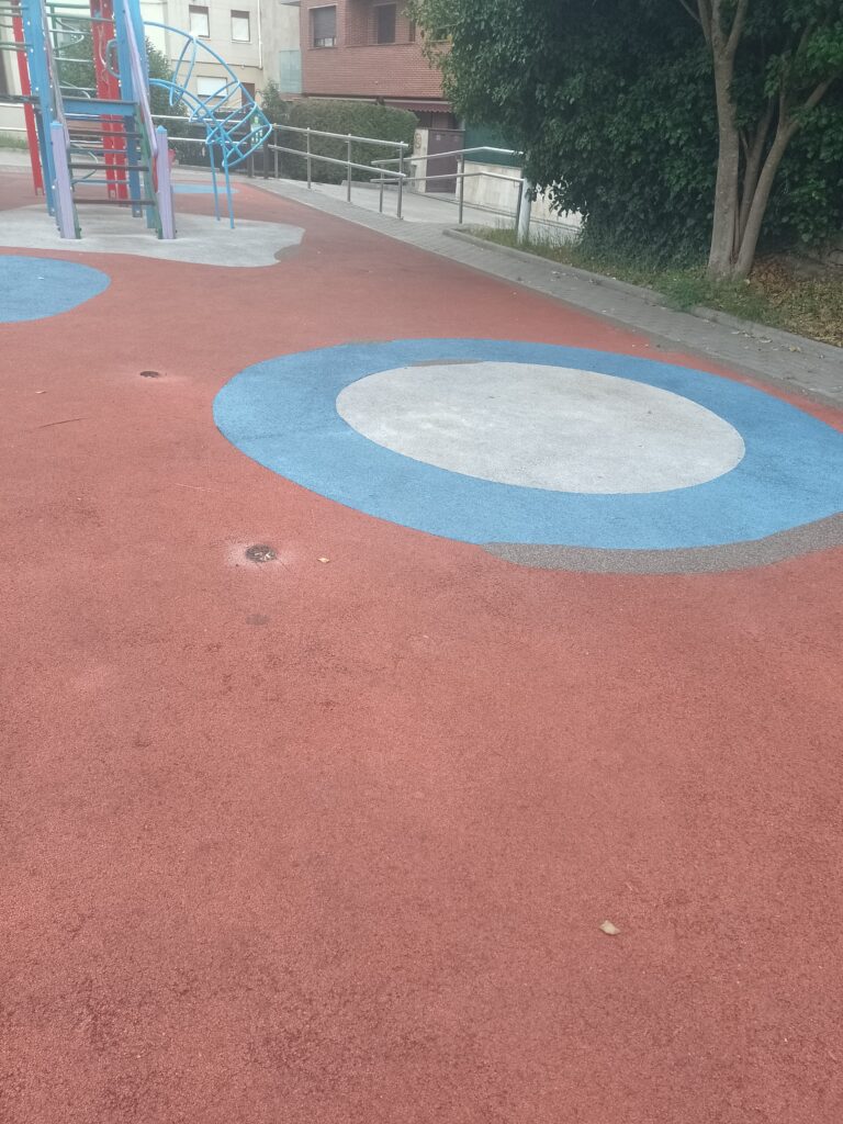 EL AYUNTAMIENTO REPARARÁ EL CAUCHO DE LOS PARQUES INFANTILES DETERIORADOS EN EL MUNICIPIO