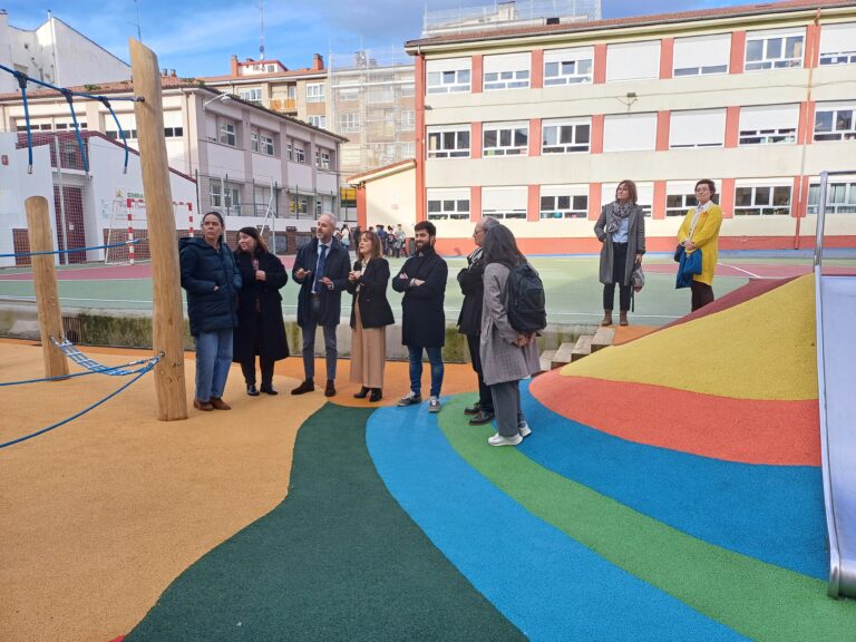 EL CONSEJERO DE EDUCACIÓN VISITA EL RESULTADO DE LAS OBRAS DE MEJORA DEL PATIO DEL COLEGIO MIGUEL HERNÁNDEZ, QUE “VOLVERÁ A ABRIRSE AL USO DE LOS VECINOS”