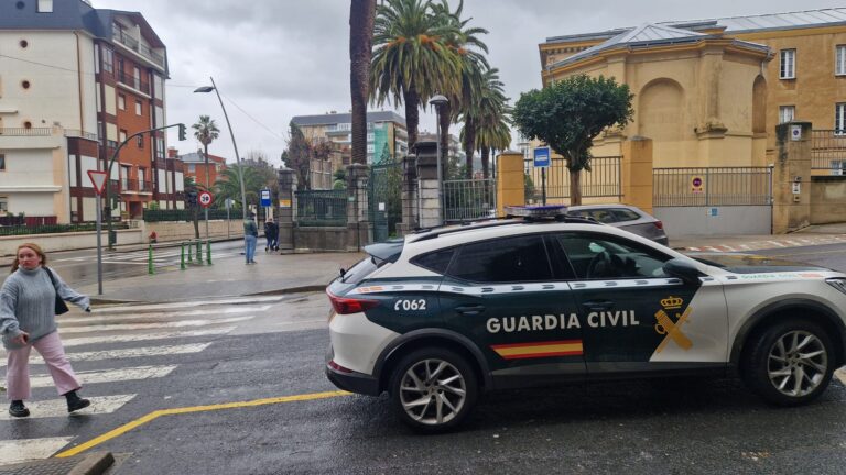 UNA FALSA AMENAZA DE BOMBA EN EL INSTITUTO ARGENTA PROVOCA EL DESALOJO DEL CENTRO, LA SUSPENSIÓN DE LAS CLASES VESPERTINAS Y COLAPSA EL TRÁFICO EN CASTRO URDIALES DURANTE VARIAS HORAS