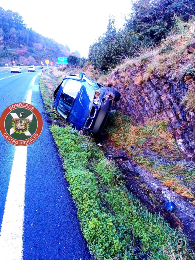 ESPECTACULAR VUELCO DE UN COCHE EN LA SUBIDA A SALTACABALLO DE LA A-8 CON UN SOLO HERIDO LEVE