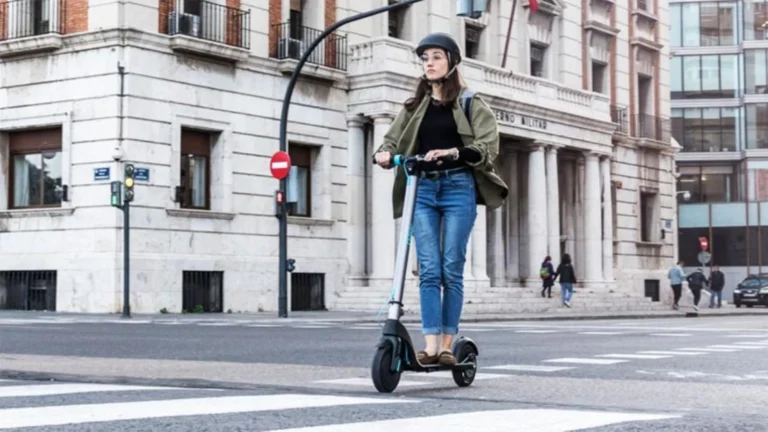 LOS PATINETES ELÉCTRICOS SÓLO PUEDEN USARSE A PARTIR DE 16 AÑOS, SIEMPRE CON CASCO, CON ILUMINACIÓN, POR VÍAS URBANAS, UNA SOLA PERSONA Y SIN UTILIZAR AURICULARES O TELÉFONOS MÓVILES