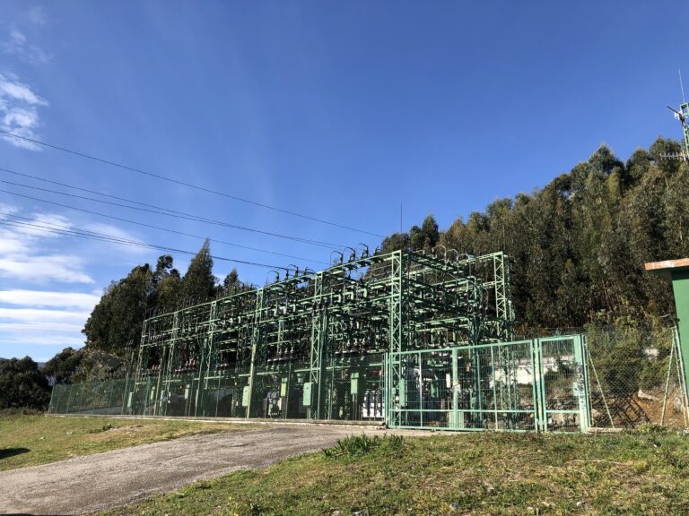 IBERDROLA VA A REFORMAR COMPLETAMENTE LA ESTACIÓN ELÉCTRICA JUNTO A LA DEPURADORA DE CASTRO URDIALES, DESMONTANDO LA INSTALACIÓN ACTUAL AL AIRE LIBRE Y CONSTRUYENDO DOS NUEVOS EDIFICIOS