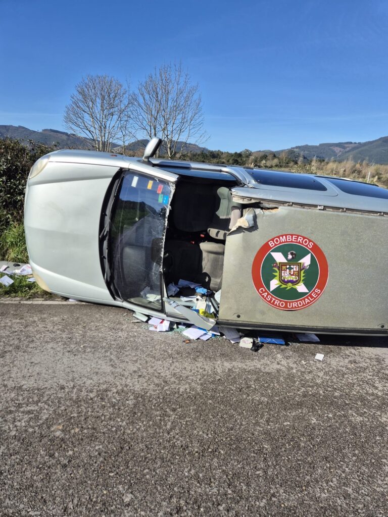 RESCATE DE UNA PERSONA ATRAPADA EN UN VEHÍCULO QUE HA VOLCADO EN LA SUBIDA A LA LOMA