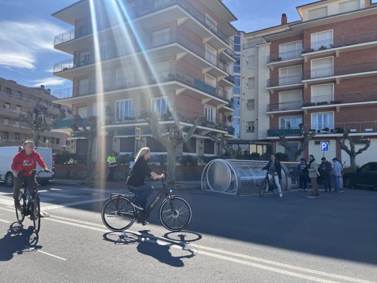 INAUGURADAS LAS 18 ESTACIONES DE ALQUILER DE BICICLETAS ELÉCTRICAS Y 4 DE PATINETES EN EL MUNICIPIO, «UN NUEVO Y AMBICIOSO PROYECTO DE MOVILIDAD SOSTENIBLE EN EL MUNICIPIO», SEGÚN LA ALCALDESA