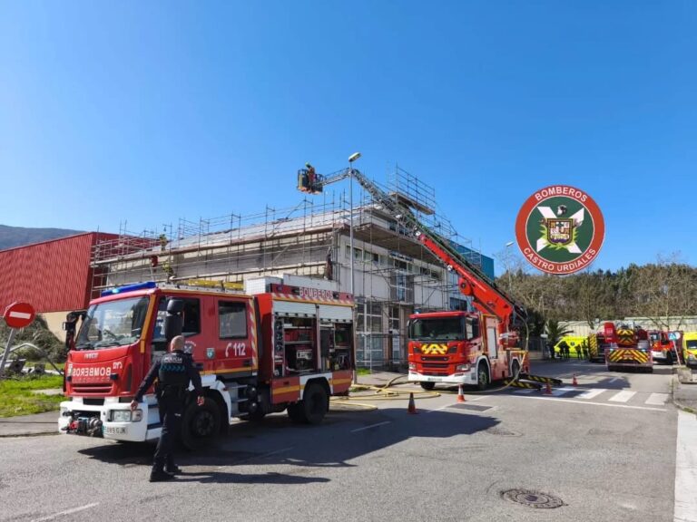 LOS BOMBEROS DE CASTRO EXTIGUEN UN INCENDIO EN EL CENTRO DE EMPRESAS DE VALLEGÓN