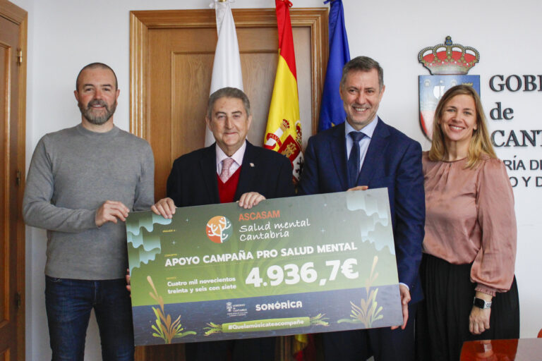 EL CONSEJERO DE CULTURA ENTREGA LA RECAUDACIÓN DE LA ACCIÓN SOLIDARIA DEL ÚLTIMO FESTIVAL SONÓRICA AL PRESIDENTE DE ASCASAM-SALUD MENTAL CANTABRIA