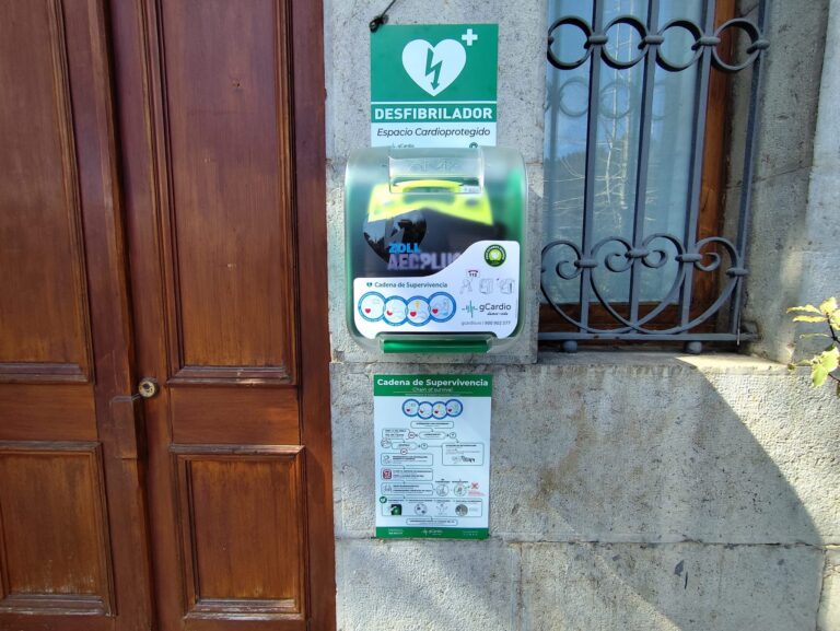 EL AYUNTAMIENTO DE GURIEZO INSTALA UN DESFIBRILADOR EN LA FACHADA DE LA CASA CONSISTORIAL