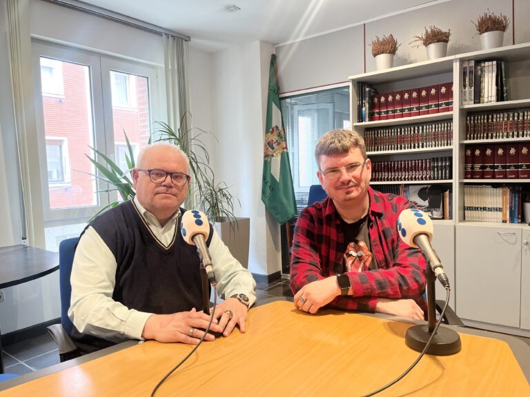 JAVIER EXPÓSITO Y EL CONFERENCIANTE AITOR CASAS PRESENTAN LAS FIESTAS JOSEFINAS DEL CÍRCULO CATÓLICO DE CASTRO URDIALES QUE COMIENZAN ESTE SÁBADO