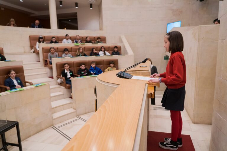 ALUMNOS DEL COLEGIO RIOMAR ACUDIRÁN EL MIÉRCOLES AL PARLAMENTO DE CANTABRIA A INTERVENIR EN EL PLENO INFANTIL