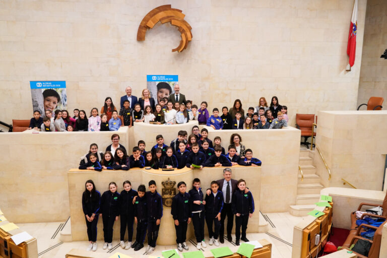 ALUMNOS DEL COLEGIO RIOMAR DE CASTRO URDIALES SON “DIPUTADOS POR UN DÍA” E INTERVENEN EN EL PARLAMENTO DE CANTABRIA REFLEXIONANDO SOBRE “EL USO RESPONSABLE DE LA TECNOLOGÍA Y DE LOS DISPOSITIVOS MÓVILES”