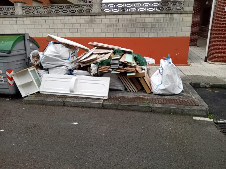SE INVESTIGA UN VERTIDO DE ESCOMBROS Y OTROS MATERIALES DE CONSTRUCCIÓN EN LA CALLE COTOLINO