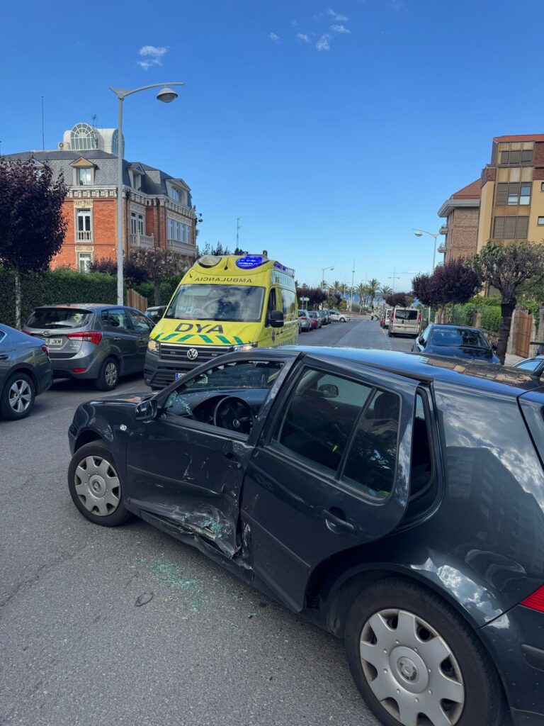 COLISIÓN ENTRE DOS VEHÍCULOS EN LA CALLE MARÍA ABURTO DE CASTRO URDIALES
