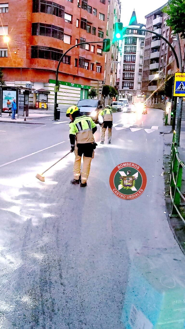DERRAME DE ACEITE EN LAS CALLES MÁS TRANSITADAS DE CASTRO URDIALES