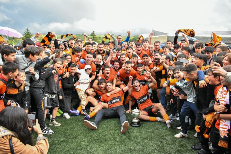 LA UD SÁMANO SE PROCLAMA CAMPEÓN DE LIGA DE TERCERA Y ASCIENDE POR PRIMERA VEZ EN SU HISTORIA A CATEGORÍA NACIONAL