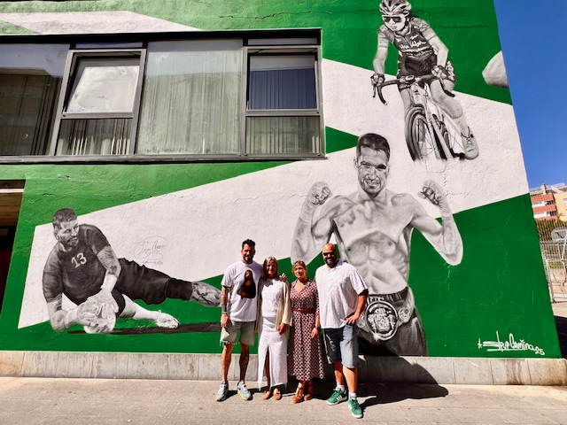 LOS DEPORTISTAS CASTREÑOS ANA GONZÁLEZ BALMASEDA, IAGO HERRERÍN Y CARLOS TOBALINA, ACOMPAÑADOS POR LA ALCALDESA, ESTAMPAN SU FIRMA EN EL MURAL DEL PACHI TORRE