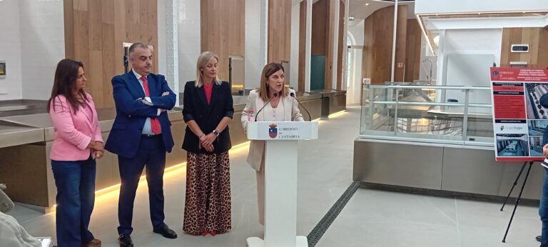 INAUGURADAS LAS OBRAS DE REFORMA DE LA PLAZA DEL MERCADO DE CASTRO URDIALES CON LA PRESENCIA DE LA PRESIDENTA DE CANTABRIA