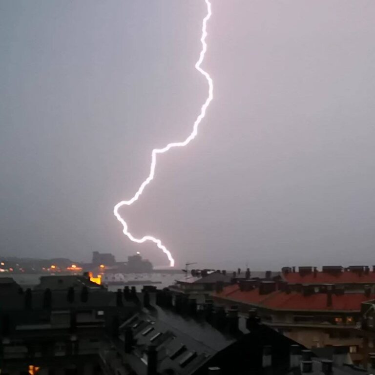 CANTABRIA TENDRÁ ACTIVOS ESTA TARDE LOS AVISOS NARANJA Y AMARILLO POR TORMENTAS