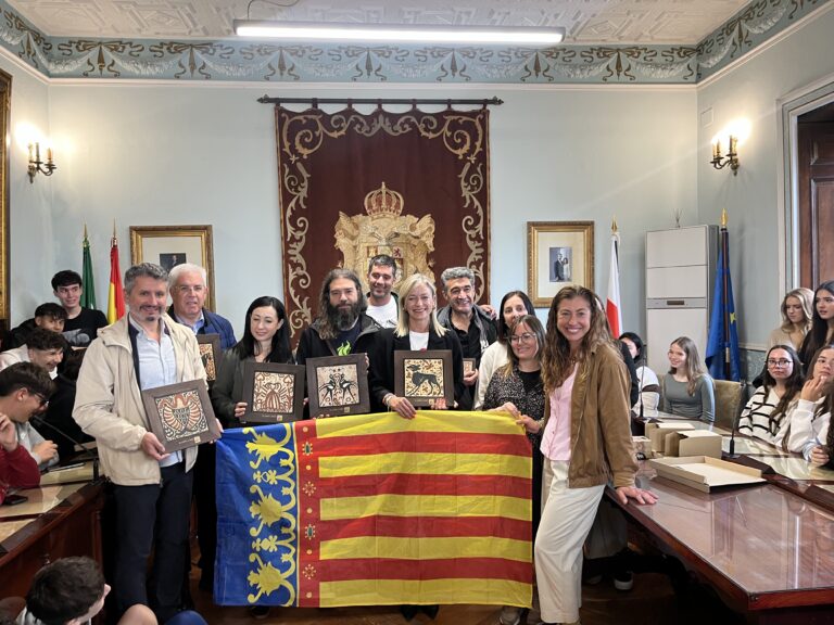 LOS JÓVENES ESTUDIANTES DE PAIPORTA DAMNIFICADOS POR LAS RIADAS DE VALENCIA YA ESTÁN EN CASTRO URDIALES