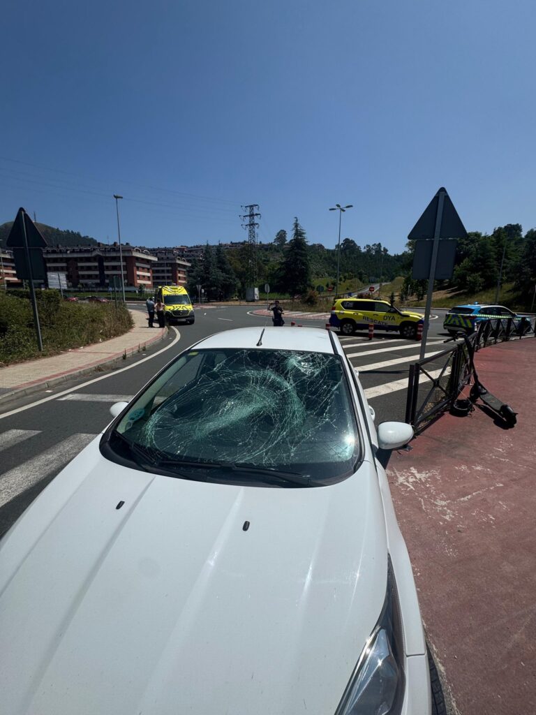 A RAÍZ DE LA COLISIÓN ENTRE UN COCHE Y UN PATINETE ELÉCTRICO AYER EN LA ROTONDA DE SALIDA POR LA A-8 DE CASTRO A SANTANDER, EL SUBINSPECTOR DE LA POLICÍA LOCAL RECUERDA LA NORMATIVA PARA ESOS VEHÍCULOS