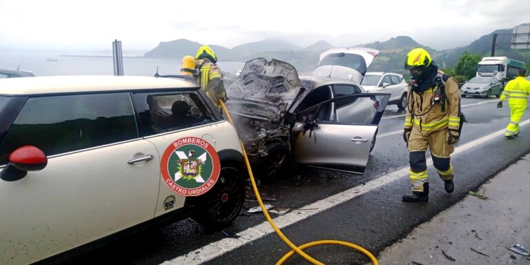 ACCIDENTE CON COLISIÓN MÚLTIPLE EN LA A-8 EN LA VARIANTE DE CASTRO