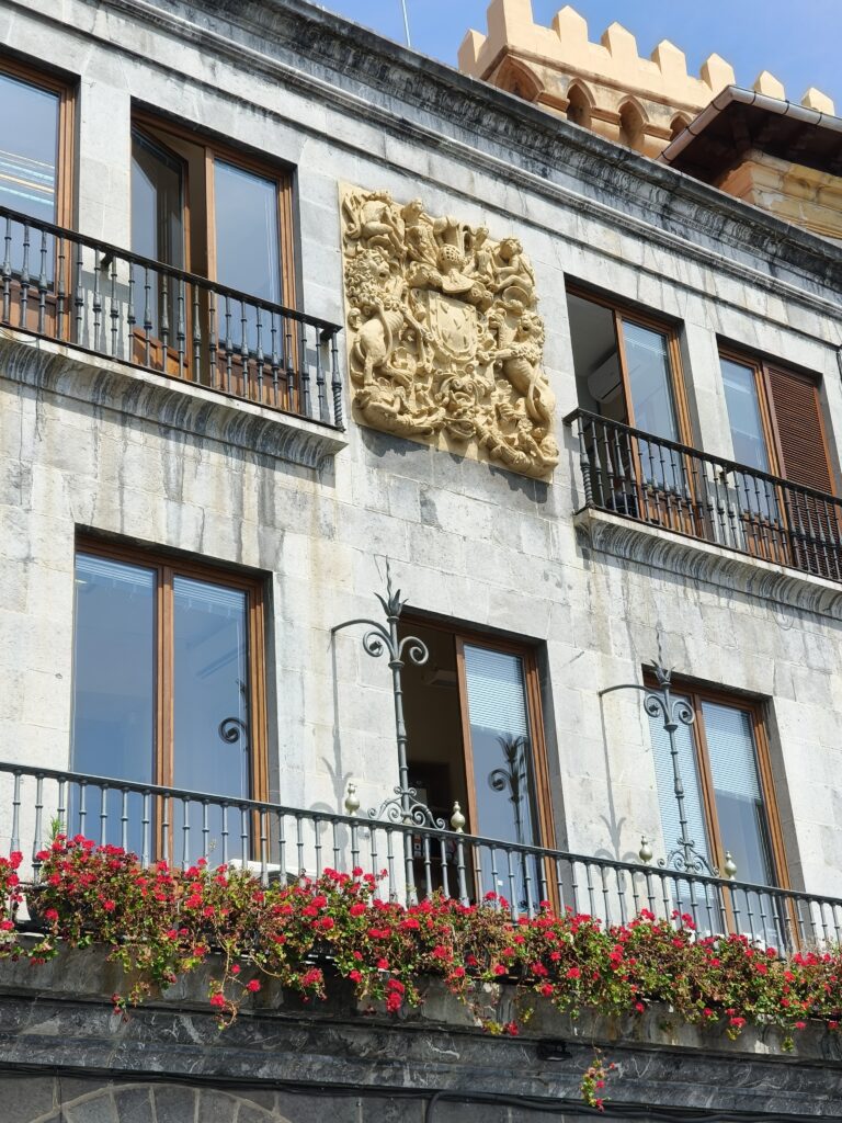 FINALIZA LA RESTAURACIÓN EL ESCUDO DE ARMAS DE LA FACHADA ESTE DEL EDIFICIO DEL AYUNTAMIENTO DE CASTRO URDIALES
