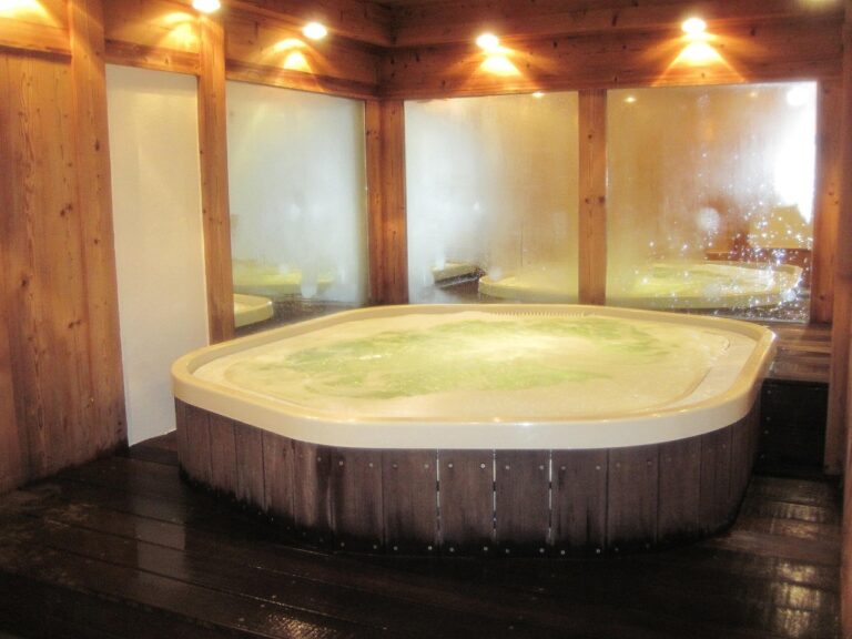 LUJO EN EL MAR: RELÁJESE EN EL JACUZZI Y LA SAUNA DEL YATE LUPUS MARE