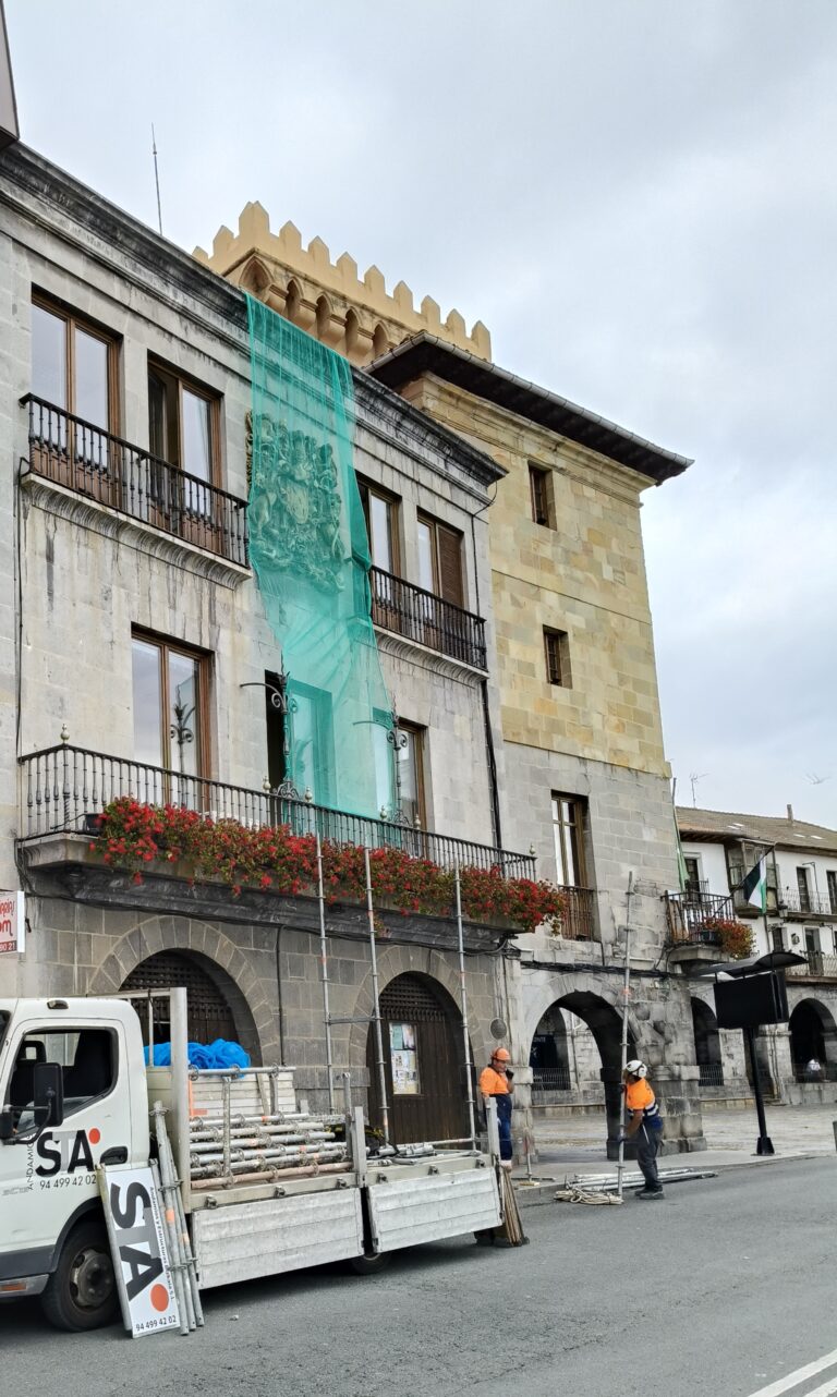 EL AYUNTAMIENTO INICIA LAS OBRAS DE RESTAURACIÓN DEL ESCUDO DE ARMAS DE LA FACHADA DEL EDIFICIO CONSISTORIAL